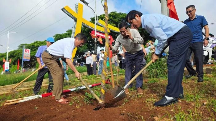  Phó Chủ tịch Thường trực Ủy ban MTTQ Việt Nam tỉnh Trần Minh Sơn (bìa phải) cùng lãnh đạo phường Pleiku trồng cây tại khu vực bờ kè suối Hội Phú. Ảnh: P.D 