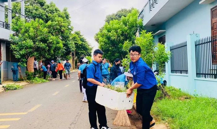  Ngay sau lễ phát động, các lực lượng của phường Hội Phú đã ra quân dọn vệ sinh tuyến đường Mạc Đăng Dung. Ảnh: P.D 