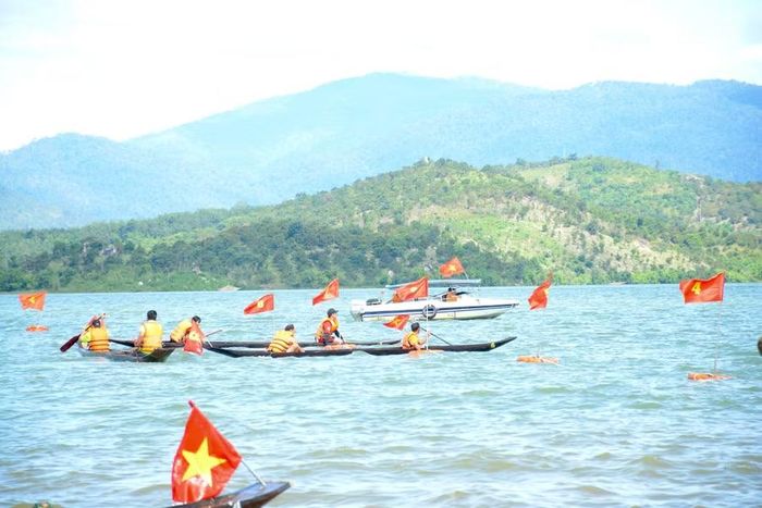  Nếu được duy trì, tổ chức thường xuyên, Hội đua thuyền độc mộc trên sông Pô Cô sẽ là sự kiện văn hóa - du lịch ý nghĩa, góp phần bảo tồn loại phương tiện độc đáo này trên quê hương Anh hùng A Sanh. Ảnh: P.D 