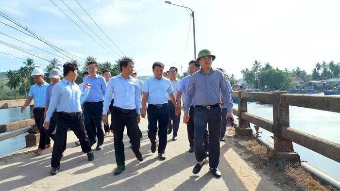 Chủ tịch UBND tỉnh Phạm Anh Tuấn khảo sát địa điểm đầu tư xây dựng mới cầu Trường Xuân để mở rộng khu neo đậu tàu cá về phía Tây Cảng cá Tam Quan. Ảnh: Dũng Nhân
