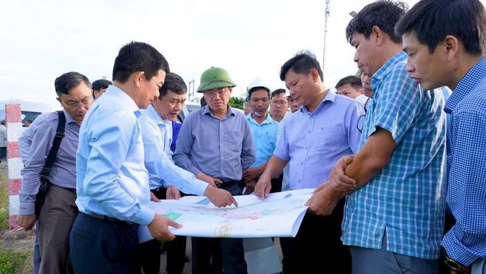 Chủ tịch UBND tỉnh Phạm Anh Tuấn nghe báo cáo công tác triển khai Dự án Tuyến đường kết nối từ đường bộ cao tốc Bắc - Nam đến Khu công nghiệp Hoài Mỹ (phường Hoài Nhơn Đông). Ảnh: Dũng Nhân