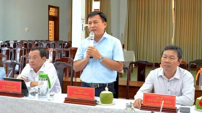Bí thư Đảng ủy - Chủ tịch HĐND phường Hoài Nhơn Bắc Trần Hữu Thảo mong muốn tỉnh quan tâm đầu tư đồng bộ hạ tầng để khai thác hiệu quả tiềm năng kinh tế biển và dịch vụ hậu cần nghề cá. Ảnh: Dũng Nhân