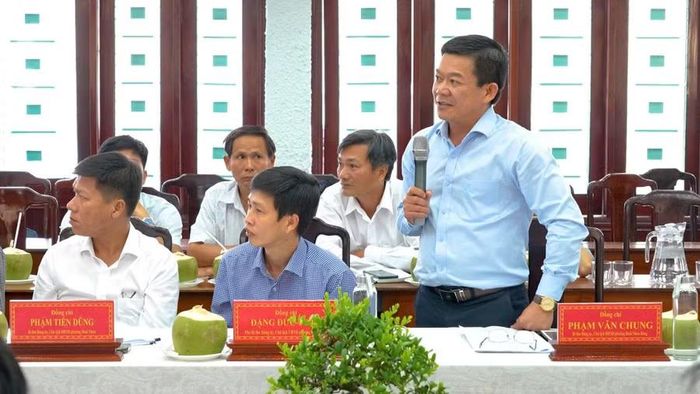 Bí thư Đảng ủy - Chủ tịch HĐND phường Hoài Nhơn Đông Phạm Văn Chung kiến nghị sớm triển khai tuyến đường kết nối từ cao tốc Bắc - Nam đến Khu công nghiệp Hoài Mỹ. Ảnh: Dũng Nhân