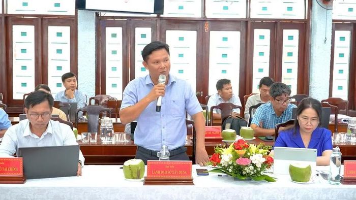 Phó Giám đốc Sở Xây dựng Lê Đăng Tuấn trình bày ý tưởng Quy hoạch chung đô thị Hoài Nhơn. Ảnh: Dũng Nhân