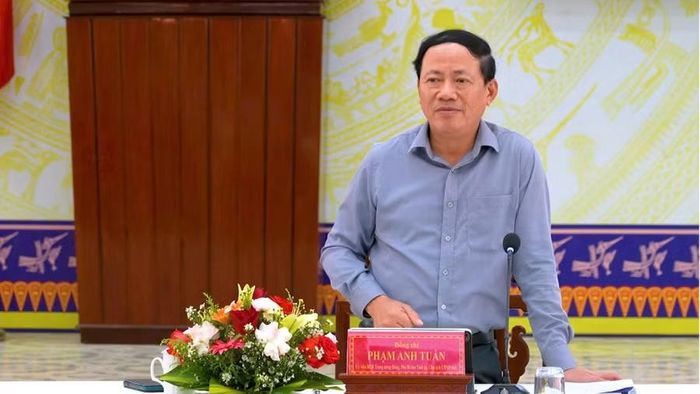 Chủ tịch UBND tỉnh Phạm Anh Tuấn yêu cầu đẩy nhanh tiến độ các dự án trọng điểm, nâng cao năng lực thu hút đầu tư và từng bước xây dựng Hoài Nhơn trở thành cực tăng trưởng phía Bắc tỉnh Gia Lai. Ảnh: Dũng Nhân