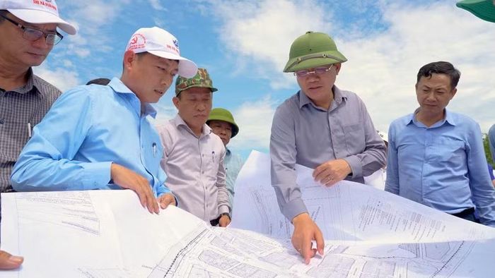 Chủ tịch UBND tỉnh Phạm Anh Tuấn kiểm tra dự án Nhà ở xã hội (phường Bồng Sơn). Ảnh: Dũng Nhân