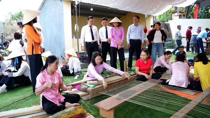  Các đại biểu tham gia trải nghiệm dệt chiếu cói truyền thống. Ảnh: Quang Hải 