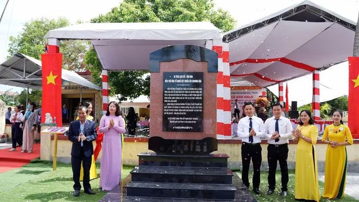  Lãnh đạo Sở Văn hóa, Thể thao và Du lịch cùng lãnh đạo phường Hoài Nhơn Bắc thực hiện nghi thức mở Bia di tích "Đền thờ ông tổ nghề dệt chiếu cói Chương Hòa" . Ảnh: Quang Hải 