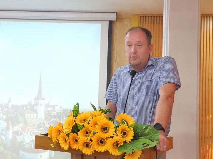  Giáo sư Toomas Vaimann - Chủ nhiệm dự án Eco-wind (Trường Đại học Kỹ thuật Tallinn, Estonia) triển khai khóa tập huấn. Ảnh: Kim Hường 