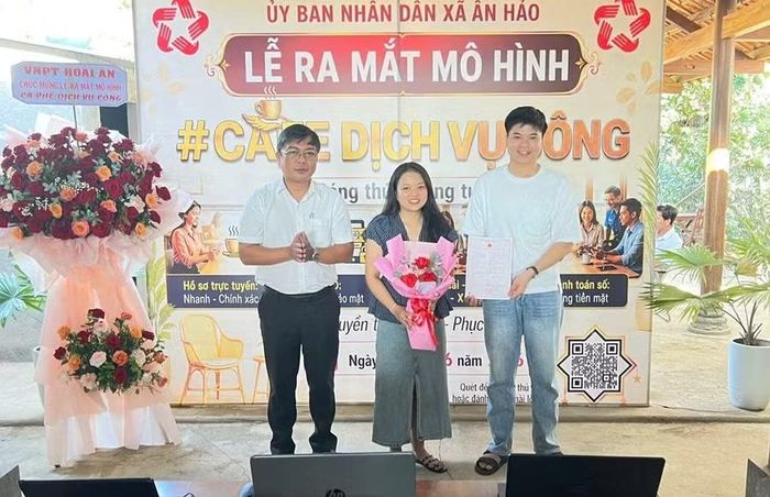  Lãnh đạo xã Ân Hảo trao giấy chứng nhận kết hôn cho người dân tại mô hình. Ảnh: ĐVCC 