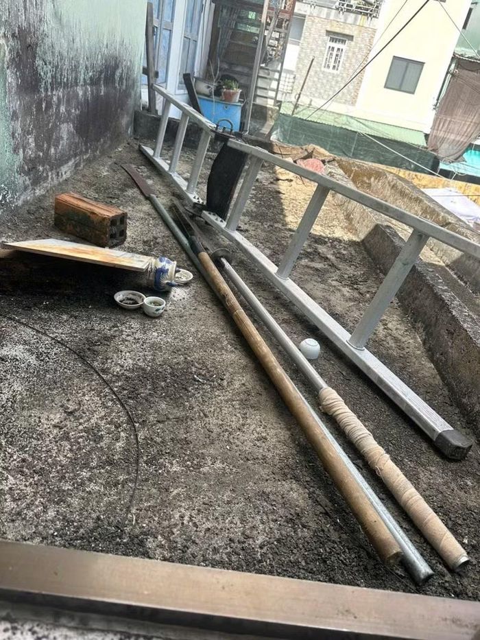  Các đối tượng mang theo nhiều dao tự chế nguy hiểm. Ảnh: Thành Trung 