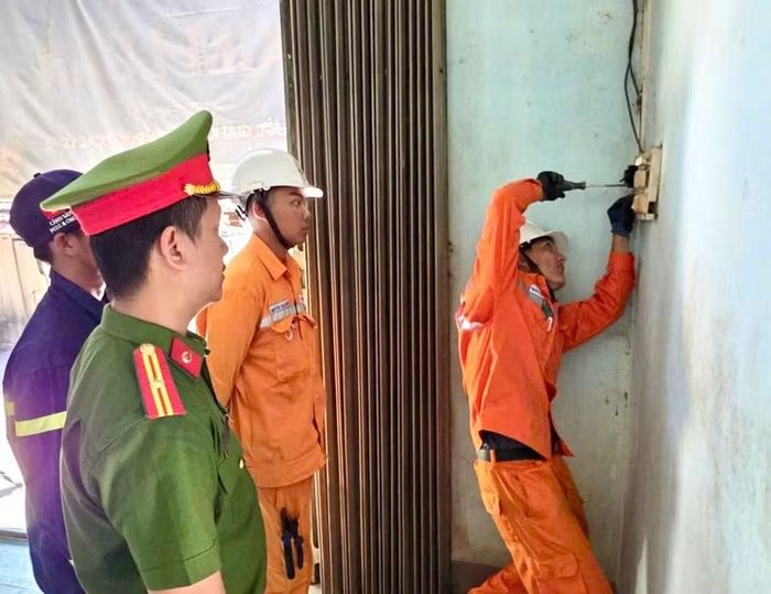 Công an phường Quy Nhơn Bắc, Cảnh sát Phòng PCCC và CNCH và nhân viên kỹ thuật Điện lực Phú Tài hỗ trợ lắp đặt, sửa chữa hệ thống điện cho hộ dân. Ảnh: H.V