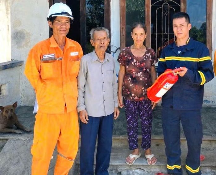 Tặng bình chữa cháy cho các hộ dân trên địa bàn phường Quy Nhơn Bắc. Ảnh: H.V
