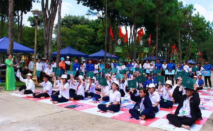 Trại sinh tham gia phần thi “Rung chuông vàng” trong khuôn khổ Trại hè “Tìm về di sản” năm 2026, qua đó tìm hiểu thêm về lịch sử, văn hóa và di sản quê hương Gia Lai. Ảnh: Minh Chí