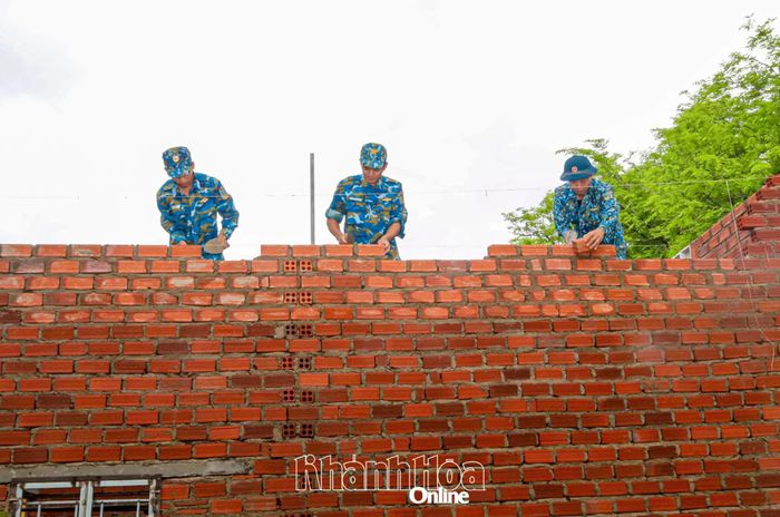 Cán bộ, chiến sĩ Trường Sĩ quan Không quân xây nhà cho người dân.