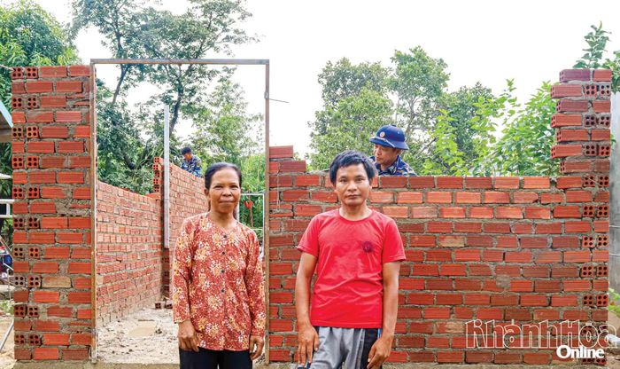 Ông Cadá Dê và chị gái vui mừng trước căn nhà mới đang dần thành hình bởi bàn tay cần mẫn của các cán bộ, chiến sĩ