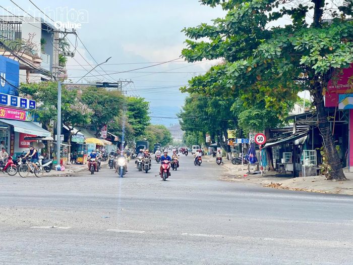 Trụ đèn xanh, đèn đỏ đầu Tỉnh lộ 9 kết nối với Quốc lộ 1.