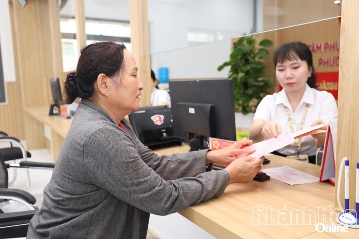 Bà Nguyễn Thị Lánh nộp hồ sơ làm giấy khai sinh cho cháu tại Trung tâm Phục vụ hành chính công phường Cam Ranh.