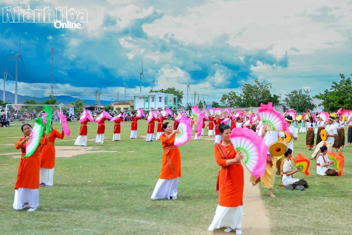 Màn đồng diễn múa Chăm của người dân làng Chăm Hậu Sanh.