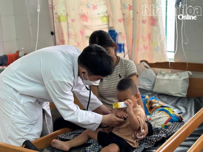 Bác sĩ Bệnh viện Bệnh nhiệt đới Khánh Hòa kiểm tra sức khỏe cho trẻ mắc 2 bệnh truyền nhiễm cùng lúc.