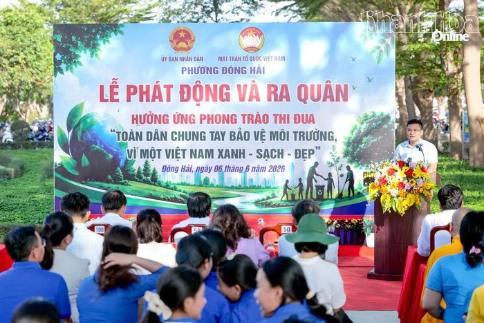 Lãnh đạo phường Đông Hải phát biểu tại buổi lễ.