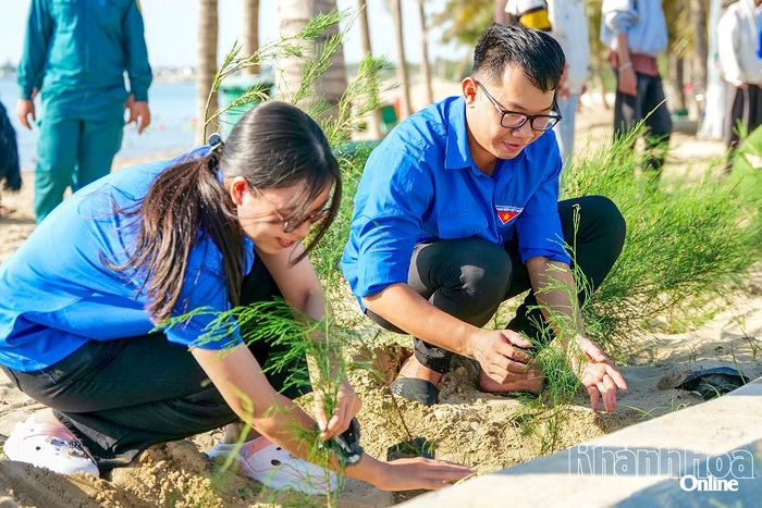 Đoàn viên, thanh niên phường trồng cây sau lễ phát động.