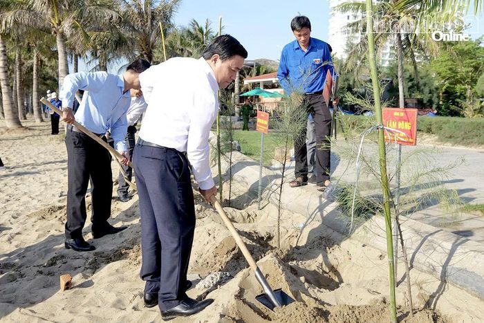 Đồng chí Lâm Đông tham gia trồng cây tại khu vực Công viên biển Bình Sơn.