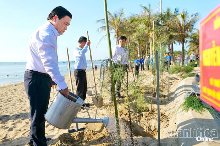 Đồng chí Lâm Đông tham gia trồng cây tại khu vực Công viên biển Bình Sơn.