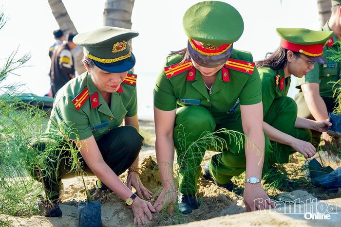 Lực lượng vũ trang phường tham gia trồng cây xanh sau buổi lễ.