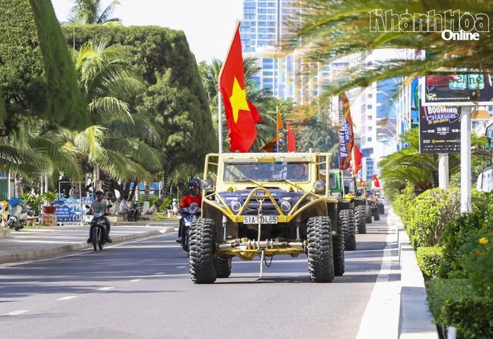 Đoàn xe di chuyển trên tuyến đường Trần Phú.