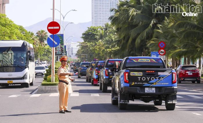 Lực lượng Cảnh sát giao thông điều tiết, đảm bảo an toàn cho hoạt động.