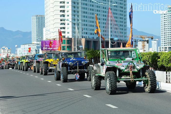 Đoàn xe di chuyển trên cầu Trần Phú.