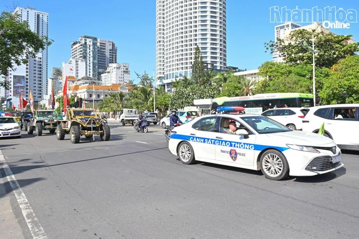 Hơn 8 giờ, đoàn xe bắt đầu diễu hành dọc tuyến đường biển dưới sự điều phối, dẫn đường của lực lượng Cảnh sát giao thông.
