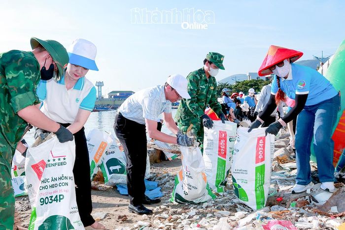Đồng chí Nguyễn Thanh Hà và các đại biểu tham gia thu gom rác thải, làm sạch môi trường tại Cảng cá Vĩnh Lương.