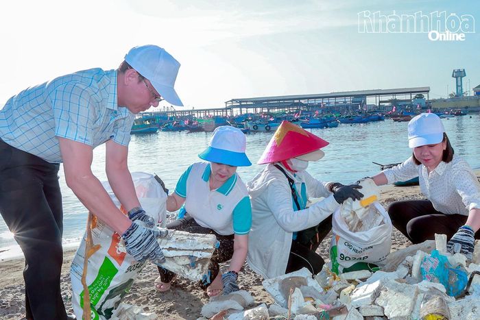 Đồng chí Nguyễn Thanh Hà cùng các đại biểu tham gia thu gom rác thải, làm sạch môi trường tại Cảng cá Vĩnh Lương.