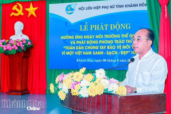 Đại diện doanh nghiệp phát biểu cam kết đồng hành với địa phương thực hiện các hoạt động bảo vệ môi trường.