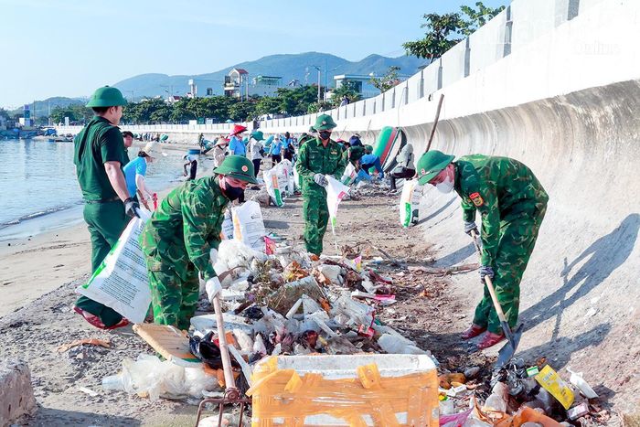 Lực lượng quân đội tham gia thu gom rác làm sạch môi trường tại Cảng cá Vĩnh Lương.