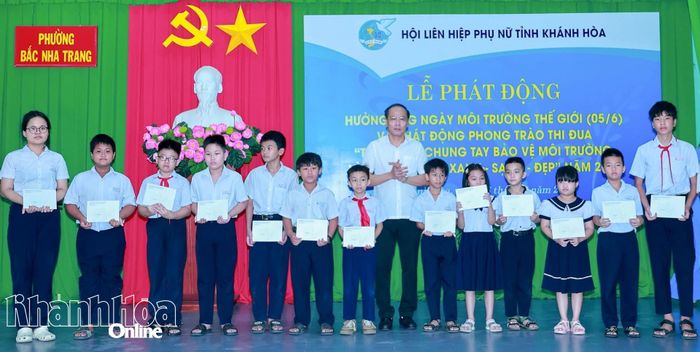 Đồng chí Nguyễn Khắc Hà trao quà cho học sinh có hoàn cảnh khó khăn ở các phường khu vực Nha Trang.