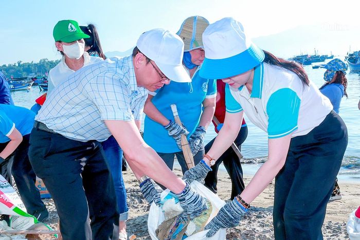 Các đại biểu tham gia thu gom rác thải, làm sạch môi trường tại Cảng cá Vĩnh Lương.