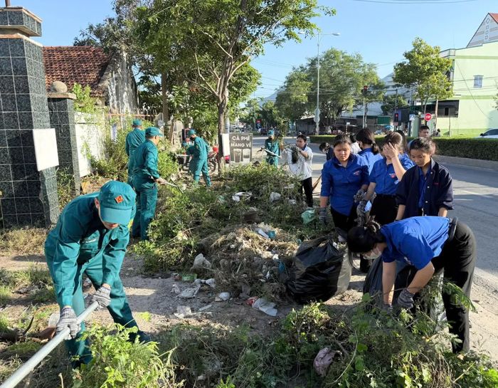 Đoàn viên, thanh niên tham gia dọn vệ sinh môi trường.