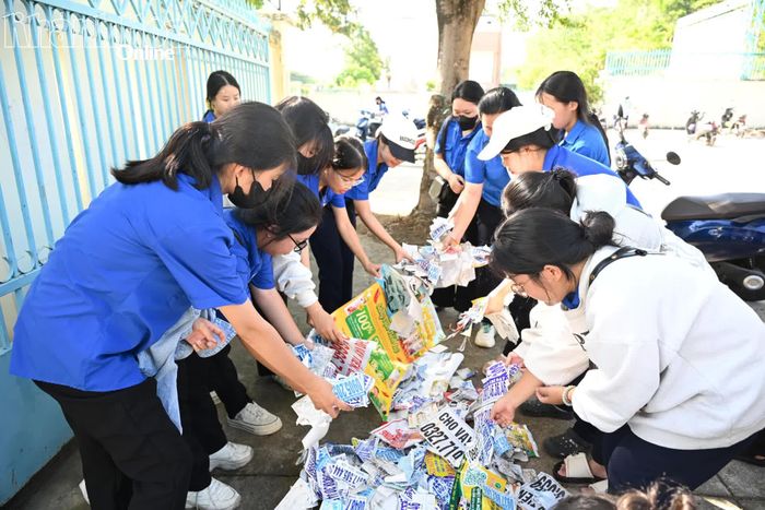 Đoàn viên, thanh niên tập trung rác thải để phân loại.