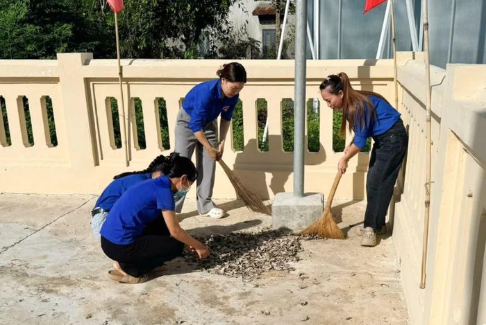 Đoàn viên, thanh niên dọn vệ sinh môi trường.
