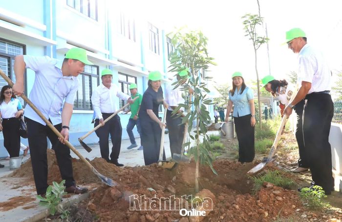 Đồng chí Hồ Xuân Trường và các đại biểu tham gia trồng cây xanh trong khuôn viên Trường Tiểu học Diên Lạc.