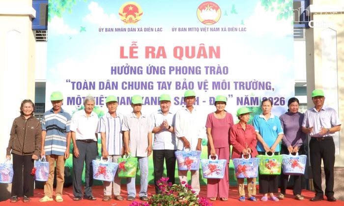 Đồng chí Hồ Xuân Trường và lãnh đạo xã Diên Lạc trao giỏ quà cho người dân địa phương.