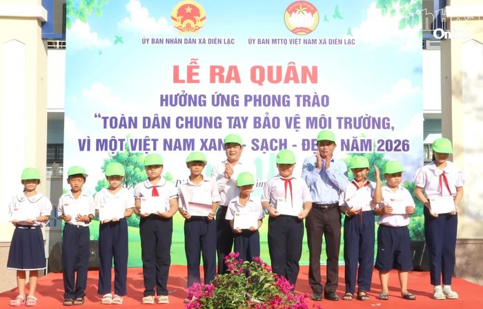 Lãnh đạo Sở Nông nghiệp và Môi trường cùng địa phương trao học bổng cho học sinh vượt khó học giỏi.
