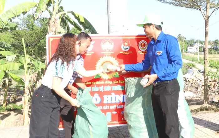 Cán bộ, đảng viên, hội viên và các lực lượng, người dân xã Diên Lạc tham gia phân loại rác thải tái chế tại mô hình “Ngôi nhà xanh”.