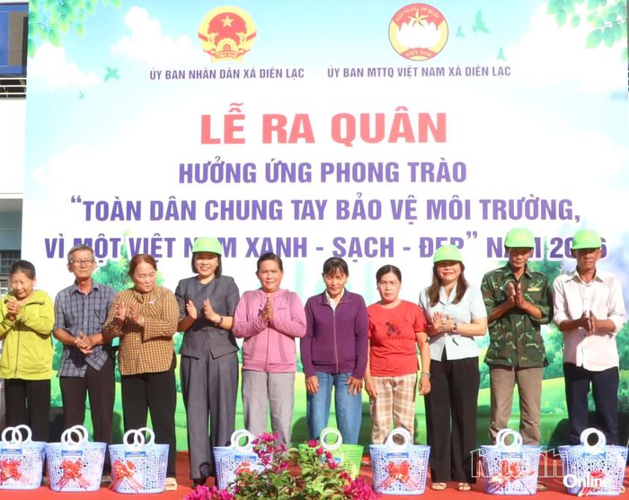 Đồng chí Trần Thu Mai và lãnh đạo xã Diên Lạc trao giỏ quà cho người dân.