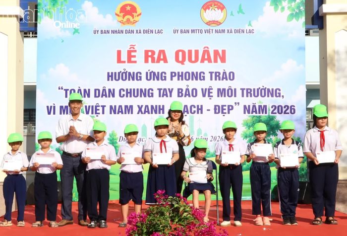 Lãnh đạo Văn phòng Tỉnh ủy và địa phương trao học bổng cho học sinh vượt khó học giỏi.