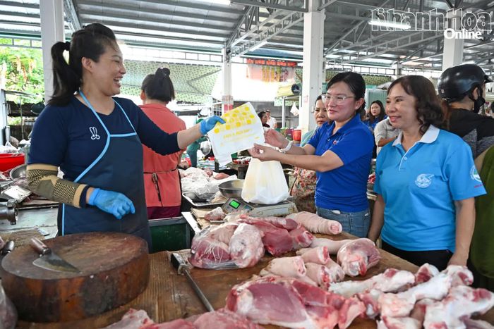 Đoàn viên, hội viên phụ nữ tặng túi tự hủy cho tiểu thương.