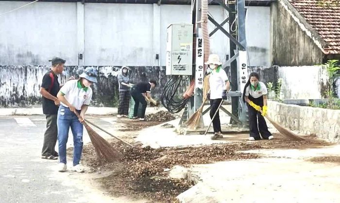 Người dân xã Vạn Ninh tham gia quét dọn, thu gom rác thải trong khu dân cư.